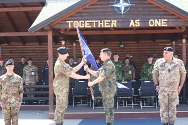 COMKFOR consegna la bandiera della NATO al Ten.Col. VIGNA TAGLIANTI