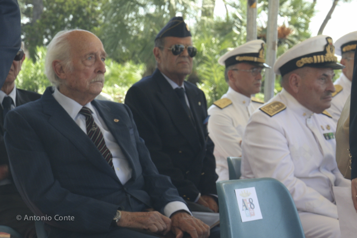 Brindisi. Giornata della memoria dei marinai scomparsi in mare. Riconoscibile l'Ammiraglio di Squadra Gerald Talarico 